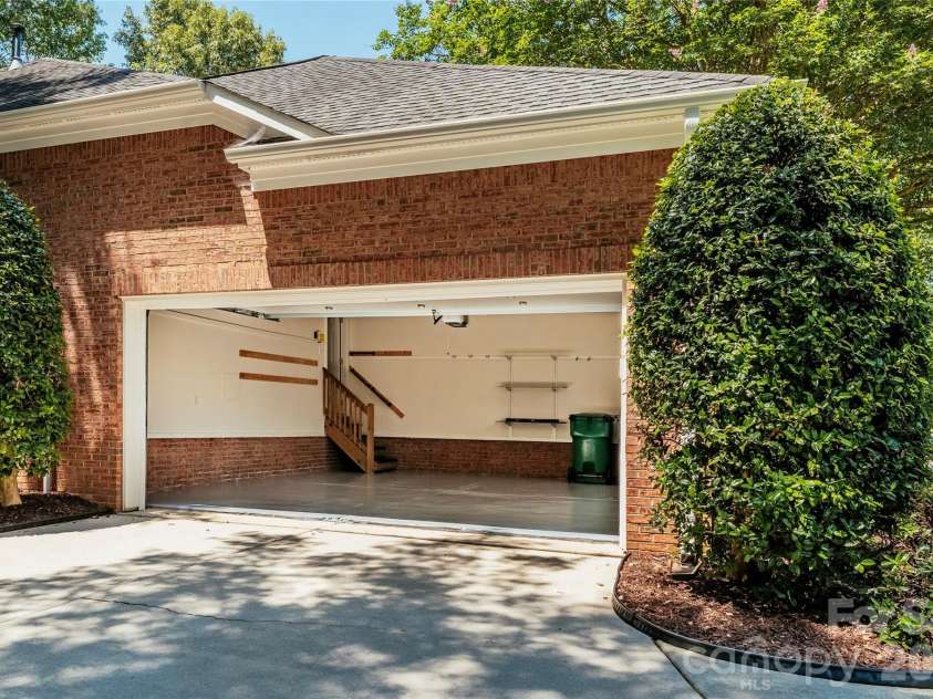 9425 Briarwick Lane, Charlotte, NC 28277.  MLS# CAR4391950, YatesRealty ID 31410. 