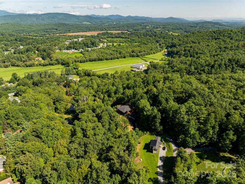 129 Parkway View Drive, Hendersonville, NC 28739.  MLS# CAR4258845, YatesRealty ID 31411. 10 miles to the Asheville Airport