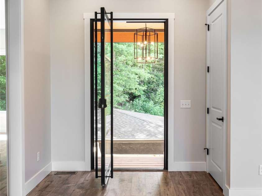 129 Parkway View Drive, Hendersonville, NC 28739.  MLS# CAR4258845, YatesRealty ID 31411. 