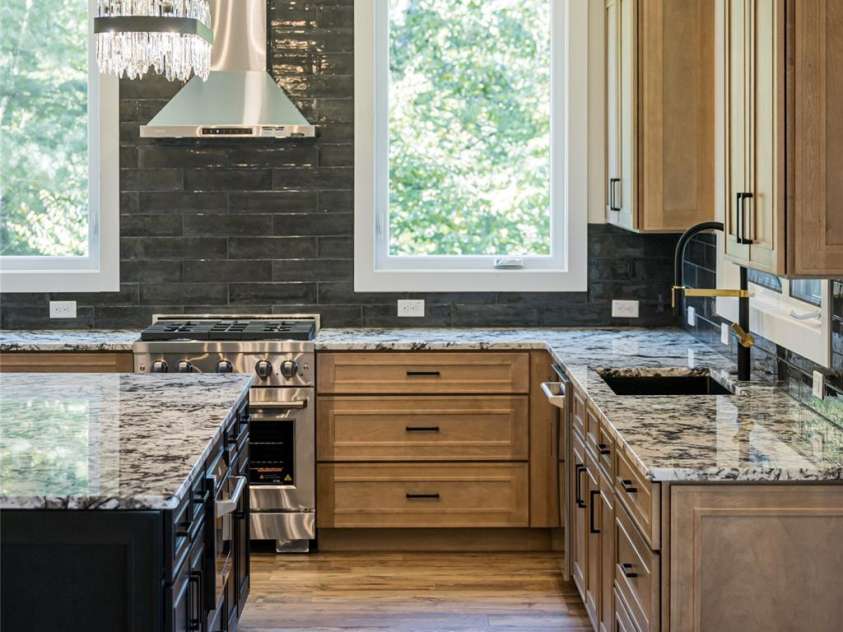 129 Parkway View Drive, Hendersonville, NC 28739.  MLS# CAR4258845, YatesRealty ID 31411. 