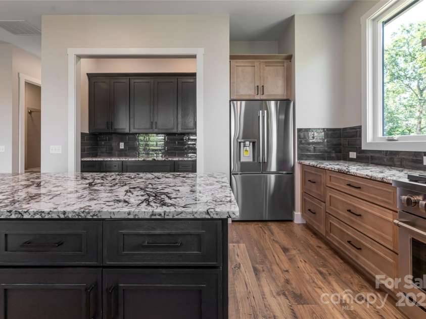 129 Parkway View Drive, Hendersonville, NC 28739.  MLS# CAR4258845, YatesRealty ID 31411. 