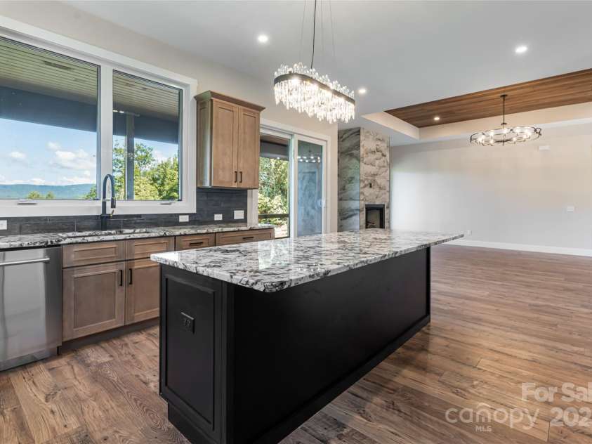 129 Parkway View Drive, Hendersonville, NC 28739.  MLS# CAR4258845, YatesRealty ID 31411. 