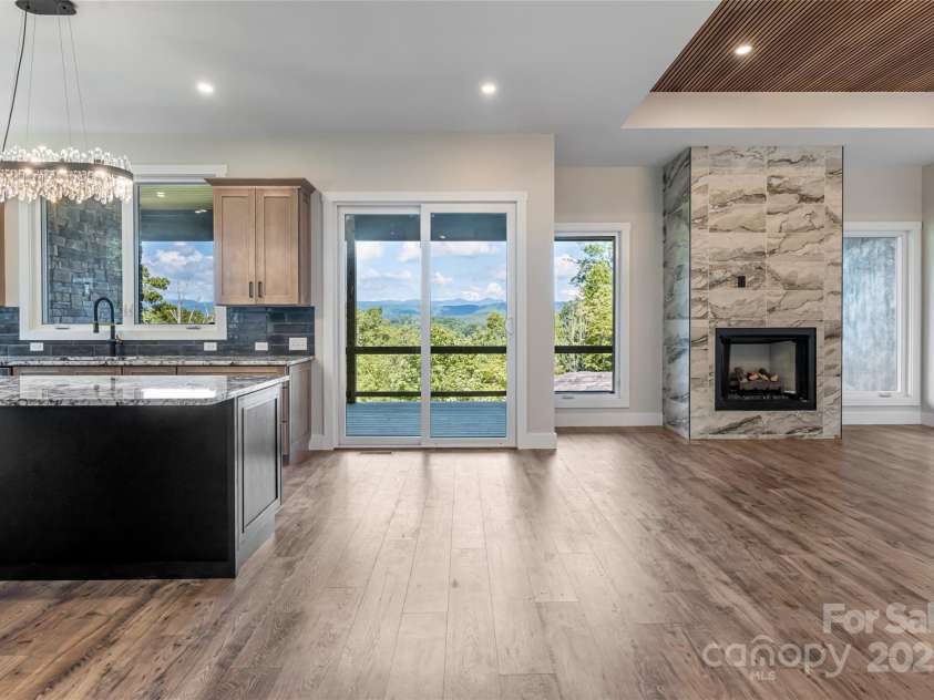 129 Parkway View Drive, Hendersonville, NC 28739.  MLS# CAR4258845, YatesRealty ID 31411. 