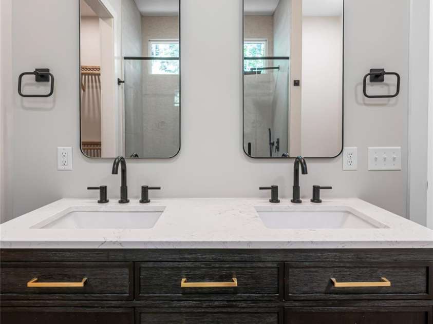 129 Parkway View Drive, Hendersonville, NC 28739.  MLS# CAR4258845, YatesRealty ID 31411. 