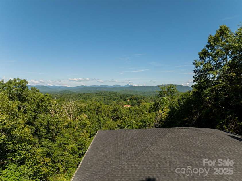 129 Parkway View Drive, Hendersonville, NC 28739.  MLS# CAR4258845, YatesRealty ID 31411. 