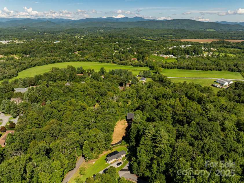 129 Parkway View Drive, Hendersonville, NC 28739.  MLS# CAR4258845, YatesRealty ID 31411. 