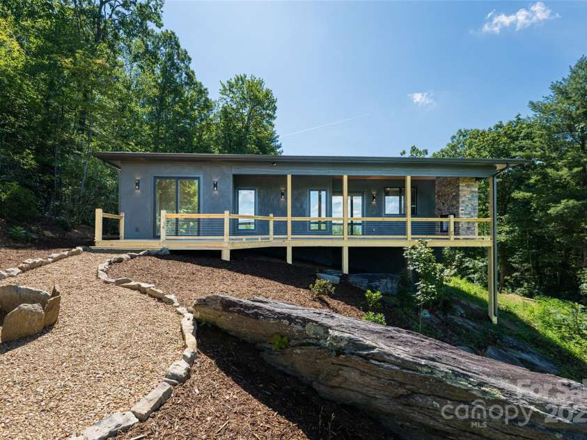 129 Parkway View Drive, Hendersonville, NC 28739.  MLS# CAR4258845, YatesRealty ID 31411. 