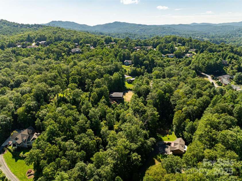 129 Parkway View Drive, Hendersonville, NC 28739.  MLS# CAR4258845, YatesRealty ID 31411. 8.2 miles from downtown Hendersonville