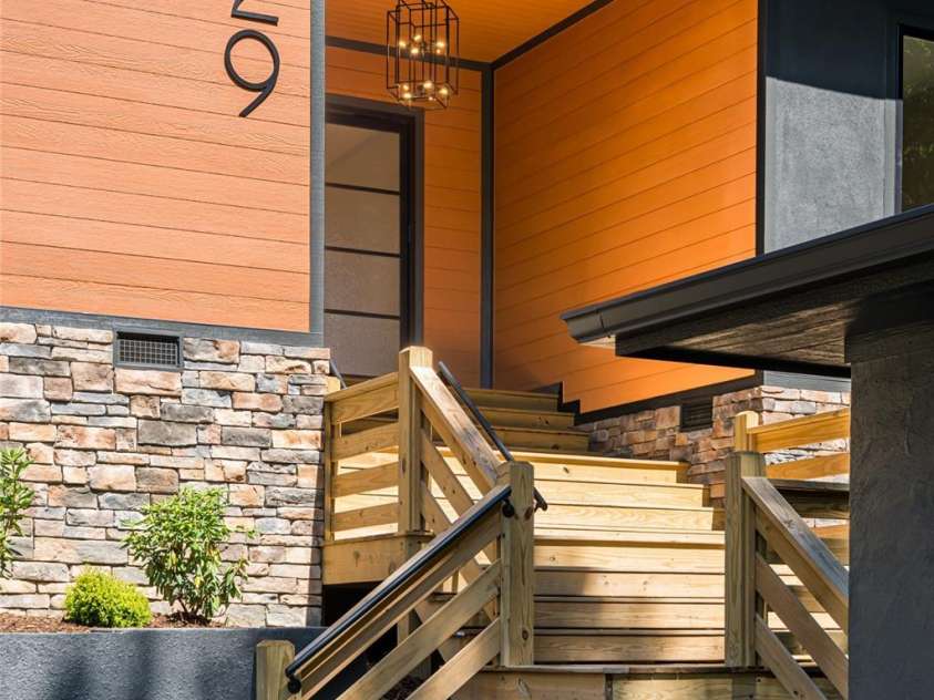 129 Parkway View Drive, Hendersonville, NC 28739.  MLS# CAR4258845, YatesRealty ID 31411. Blend of modern architecture and rugged mountain beauty