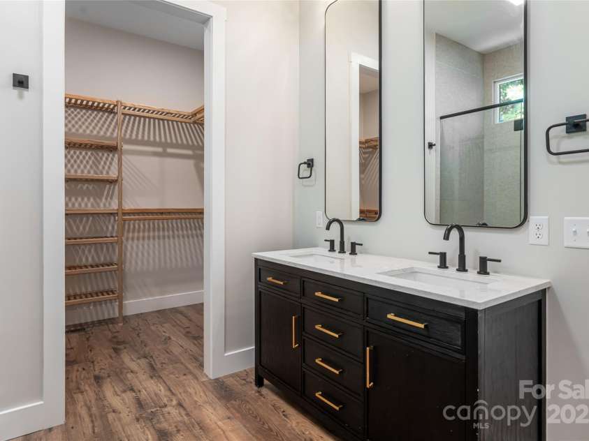 129 Parkway View Drive, Hendersonville, NC 28739.  MLS# CAR4258845, YatesRealty ID 31411. Dual vanity & large walk in closet