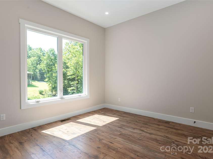 129 Parkway View Drive, Hendersonville, NC 28739.  MLS# CAR4258845, YatesRealty ID 31411. One of 2 guest rooms