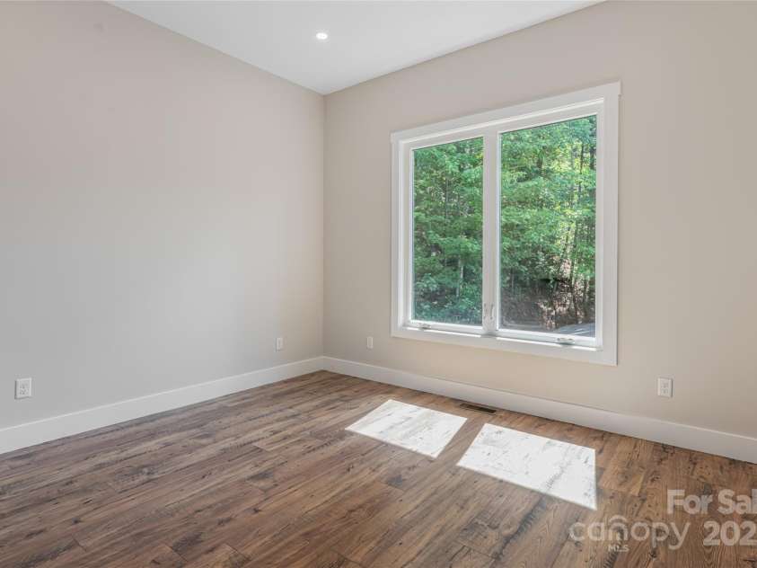 129 Parkway View Drive, Hendersonville, NC 28739.  MLS# CAR4258845, YatesRealty ID 31411. One of 2 guest rooms