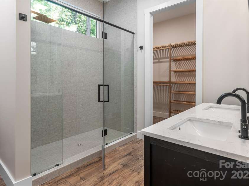 129 Parkway View Drive, Hendersonville, NC 28739.  MLS# CAR4258845, YatesRealty ID 31411. Spa like ensuite