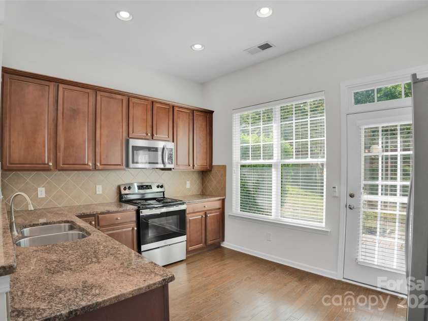 1143 Crown Vista Drive, Fort Mill, SC 29707.  MLS# CAR4285889, YatesRealty ID 31412. Kitchen w/granite counters