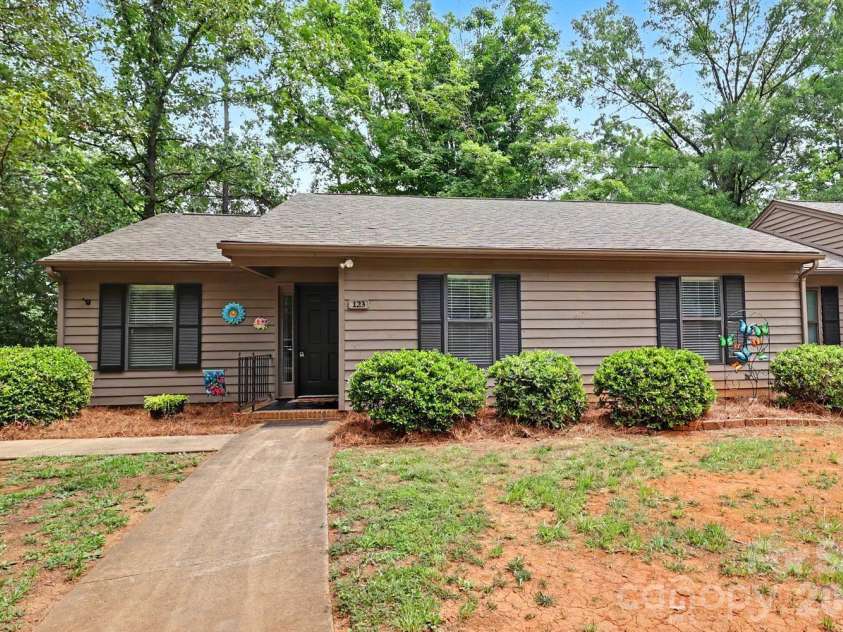 123 Cedar Hollow Street, Fort Mill, SC 29715.  MLS# CAR4391955, YatesRealty ID 31413. 