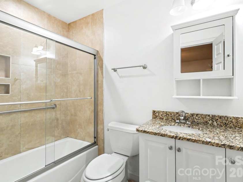 123 Cedar Hollow Street, Fort Mill, SC 29715.  MLS# CAR4391955, YatesRealty ID 31413. Primary bath