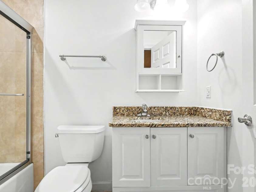 123 Cedar Hollow Street, Fort Mill, SC 29715.  MLS# CAR4391955, YatesRealty ID 31413. Primary Bath