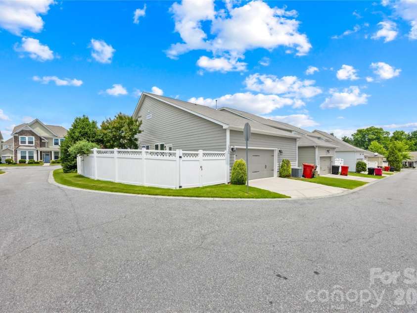 14004 Helen Benson Boulevard, Davidson, NC 28036.  MLS# CAR4388089, YatesRealty ID 31416. 