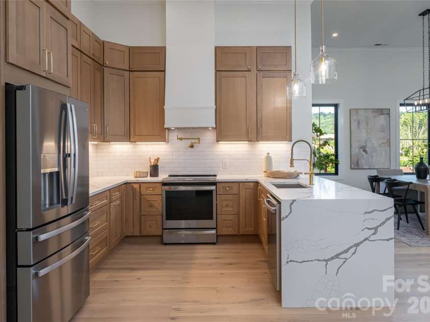 6 Dailey Drive, Asheville, NC 28801.  MLS# CAR4383625, YatesRealty ID 31417. 