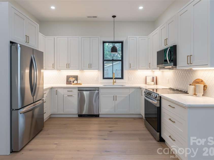 6 Dailey Drive, Asheville, NC 28801.  MLS# CAR4383625, YatesRealty ID 31417. 