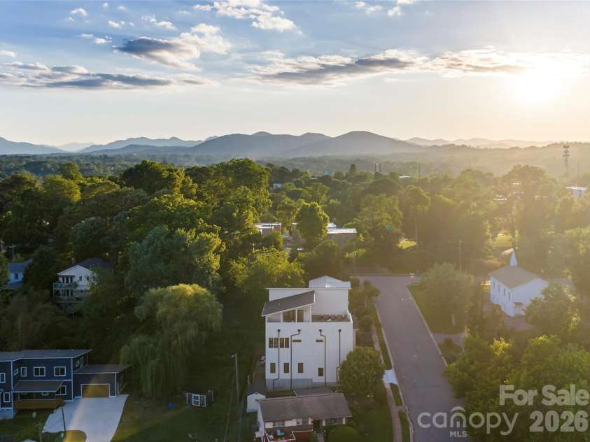 6 Dailey Drive, Asheville, NC 28801.  MLS# CAR4383625, YatesRealty ID 31417. 