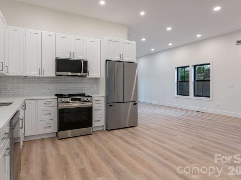 6 Dailey Drive, Asheville, NC 28801.  MLS# CAR4383625, YatesRealty ID 31417. Apartment