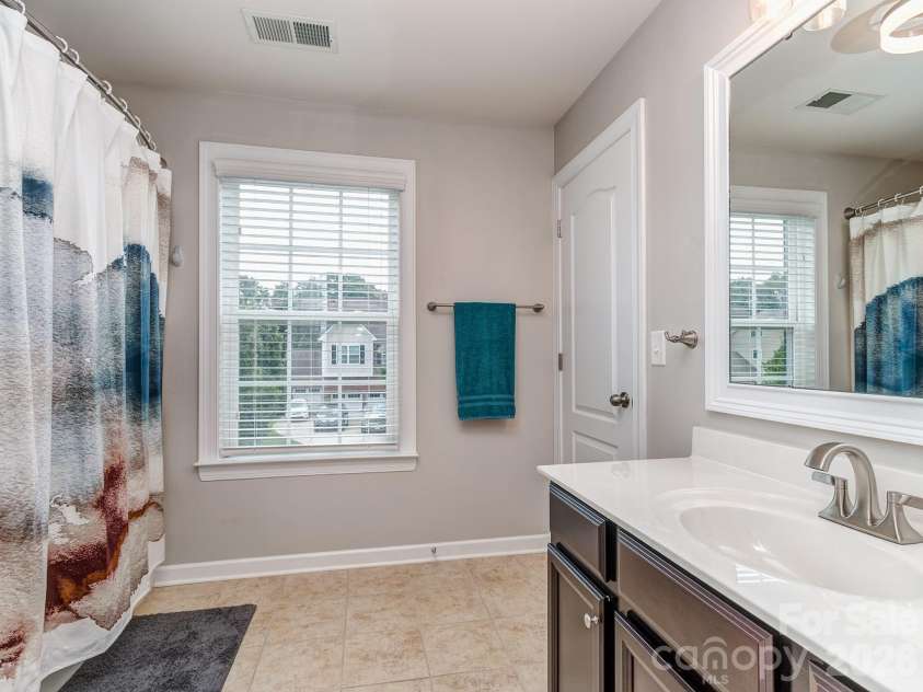 4312 Oxford Mill Road, Waxhaw, NC 28173.  MLS# CAR4390150, YatesRealty ID 31418. Full bath #4 - en suite