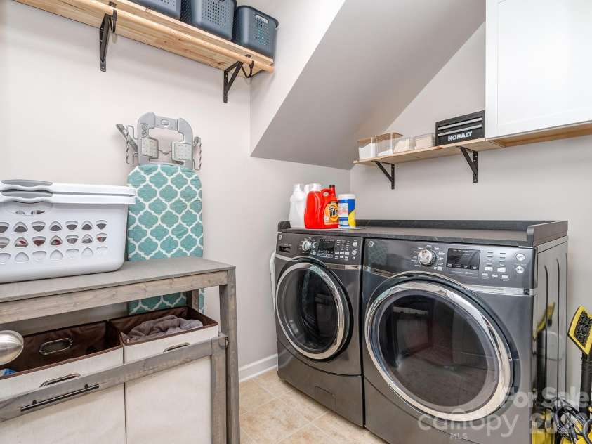 4312 Oxford Mill Road, Waxhaw, NC 28173.  MLS# CAR4390150, YatesRealty ID 31418. Full laundry room