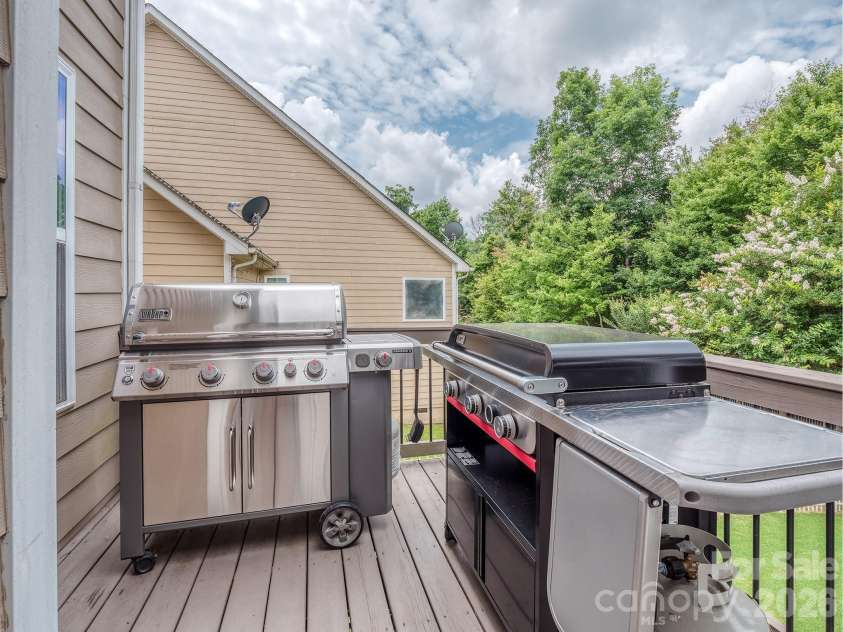 4312 Oxford Mill Road, Waxhaw, NC 28173.  MLS# CAR4390150, YatesRealty ID 31418. Grilling deck