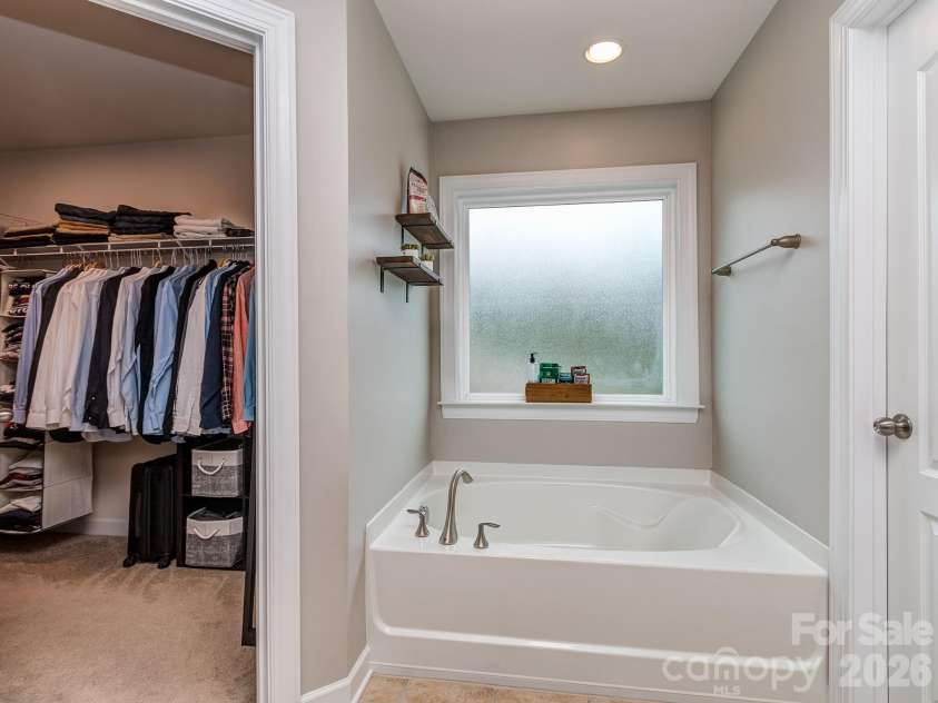 4312 Oxford Mill Road, Waxhaw, NC 28173.  MLS# CAR4390150, YatesRealty ID 31418. Primary bath