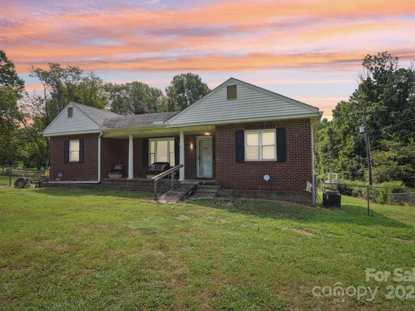 3325 Fairview Drive, Gastonia, NC 28052.  MLS# CAR4286770, YatesRealty ID 31421. 
