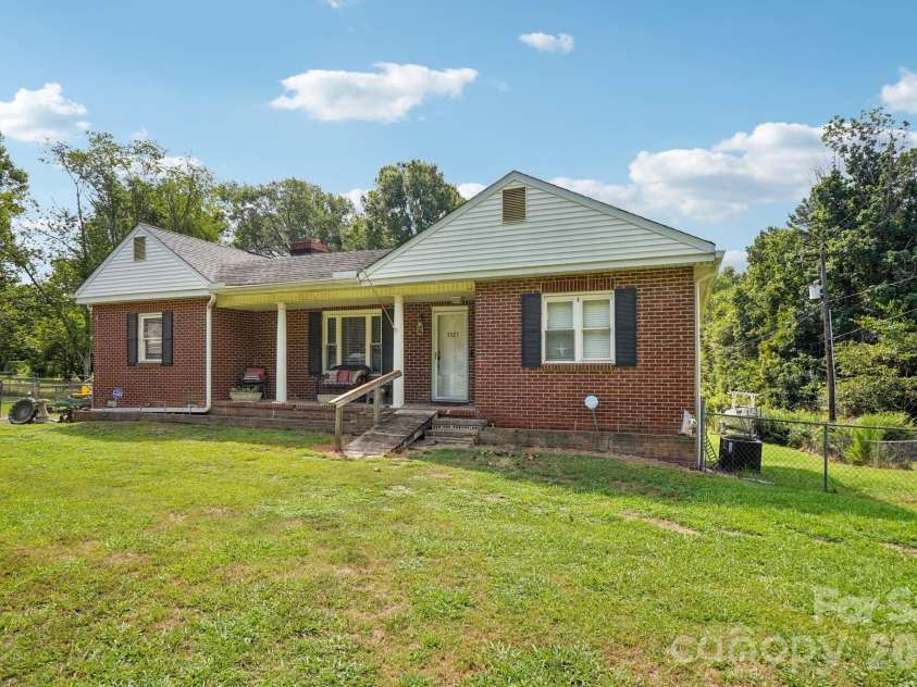 3325 Fairview Drive, Gastonia, NC 28052.  MLS# CAR4286770, YatesRealty ID 31421. 
