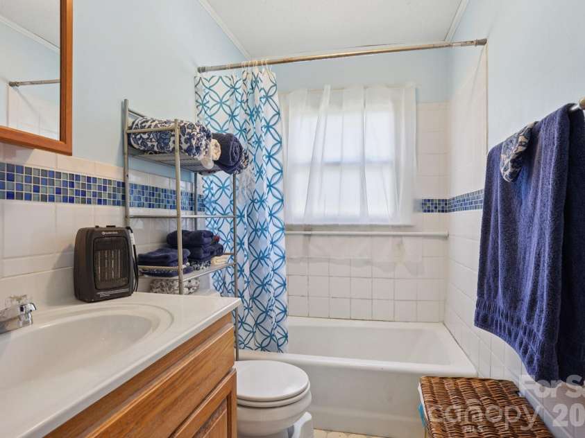 3325 Fairview Drive, Gastonia, NC 28052.  MLS# CAR4286770, YatesRealty ID 31421. Bath 2