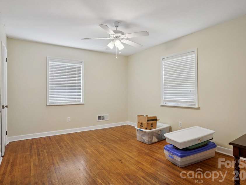 3325 Fairview Drive, Gastonia, NC 28052.  MLS# CAR4286770, YatesRealty ID 31421. Bed 3