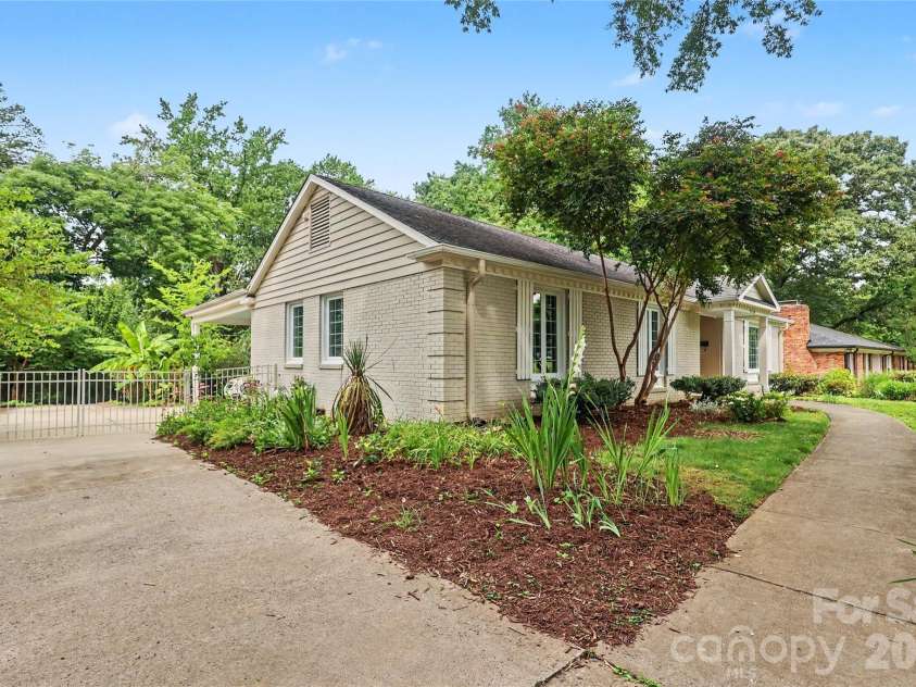 5420 Topping Place, Charlotte, NC 28209.  MLS# CAR4391903, YatesRealty ID 31421. 