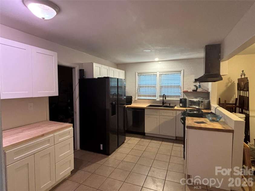 7010 Ludwig Drive, Charlotte, NC 28215.  MLS# CAR4389475, YatesRealty ID 31422. 