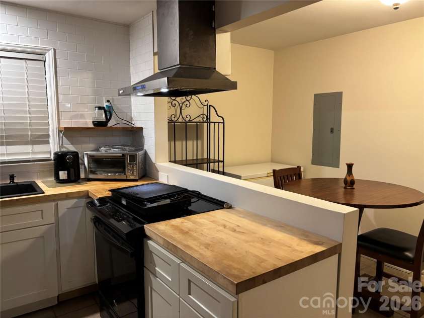 7010 Ludwig Drive, Charlotte, NC 28215.  MLS# CAR4389475, YatesRealty ID 31422. 