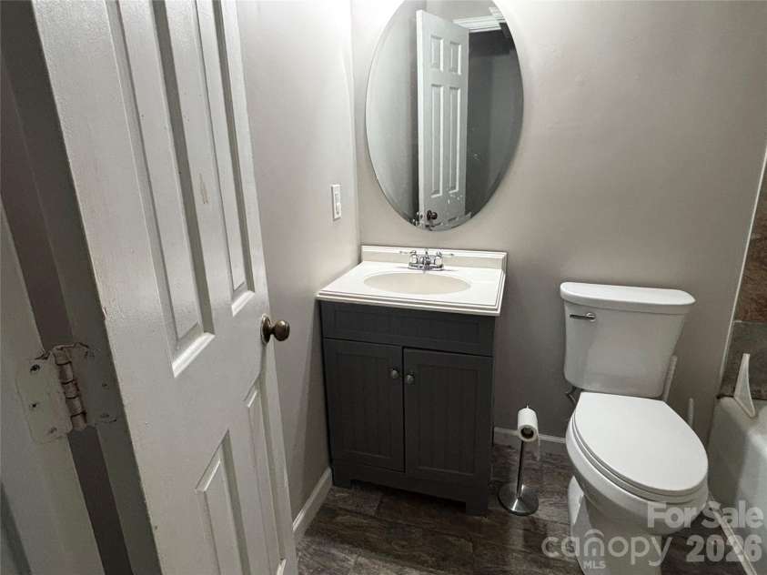 7010 Ludwig Drive, Charlotte, NC 28215.  MLS# CAR4389475, YatesRealty ID 31422. 