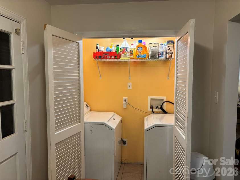 7010 Ludwig Drive, Charlotte, NC 28215.  MLS# CAR4389475, YatesRealty ID 31422. 