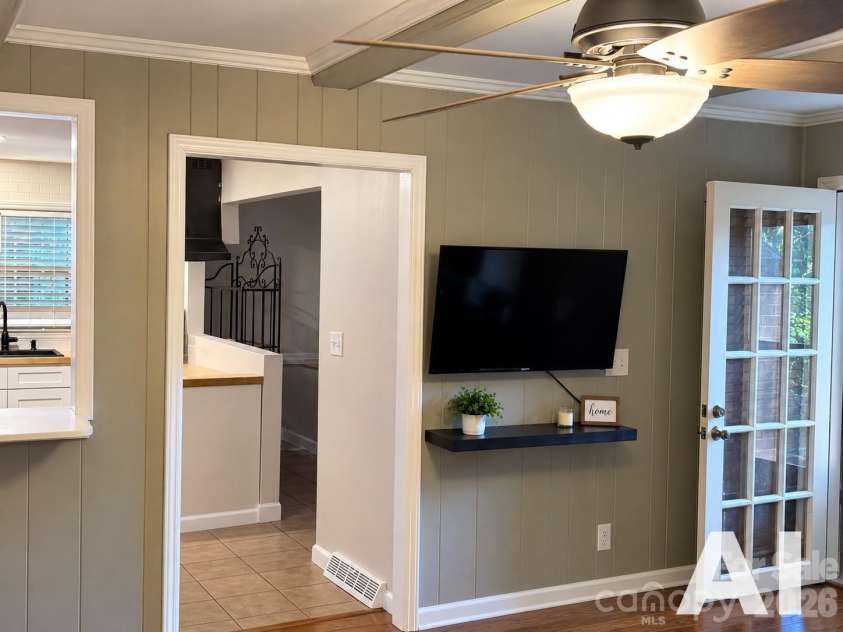 7010 Ludwig Drive, Charlotte, NC 28215.  MLS# CAR4389475, YatesRealty ID 31422. 