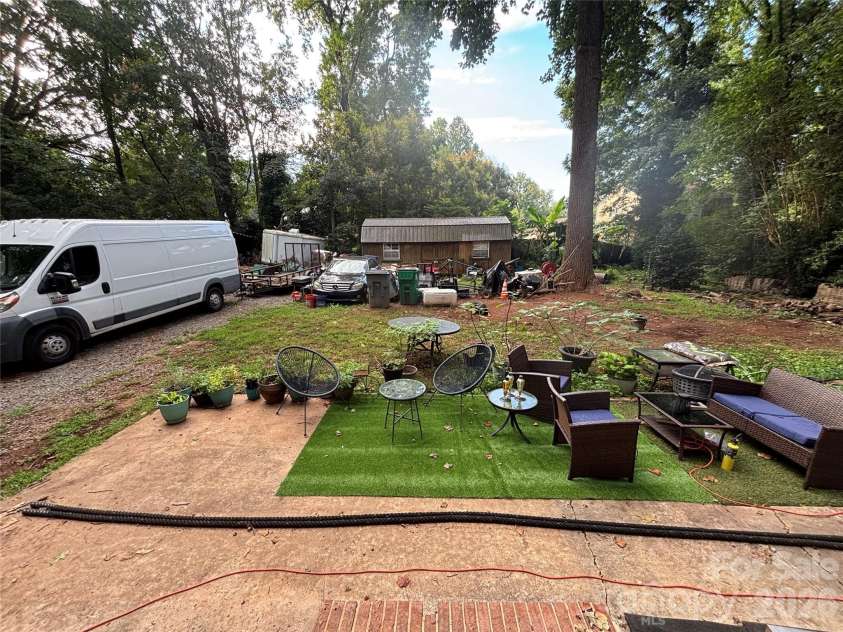 7010 Ludwig Drive, Charlotte, NC 28215.  MLS# CAR4389475, YatesRealty ID 31422. 