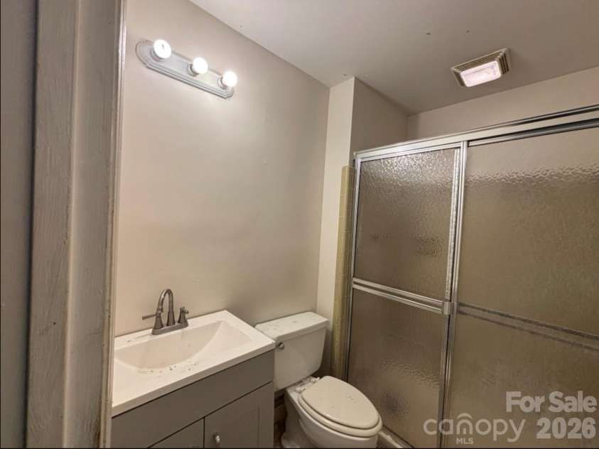 7010 Ludwig Drive, Charlotte, NC 28215.  MLS# CAR4389475, YatesRealty ID 31422. 