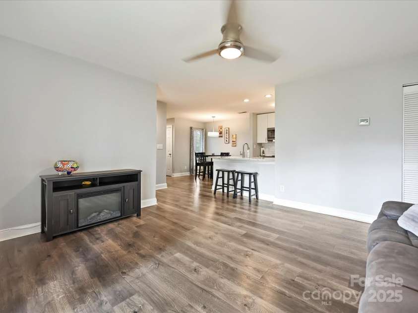 820 Hamiltons Harbor Drive, Lake Wylie, SC 29710.  MLS# CAR4284807, YatesRealty ID 31422. 