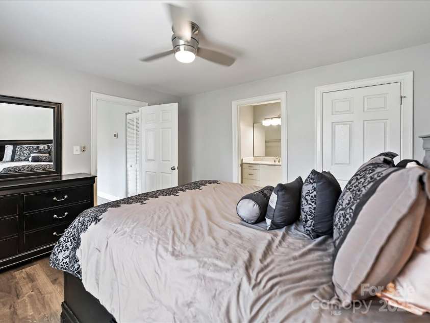 820 Hamiltons Harbor Drive, Lake Wylie, SC 29710.  MLS# CAR4284807, YatesRealty ID 31422. 