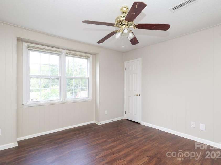 911 Nottingham Drive, Gastonia, NC 28054.  MLS# CAR4235976, YatesRealty ID 31424. 