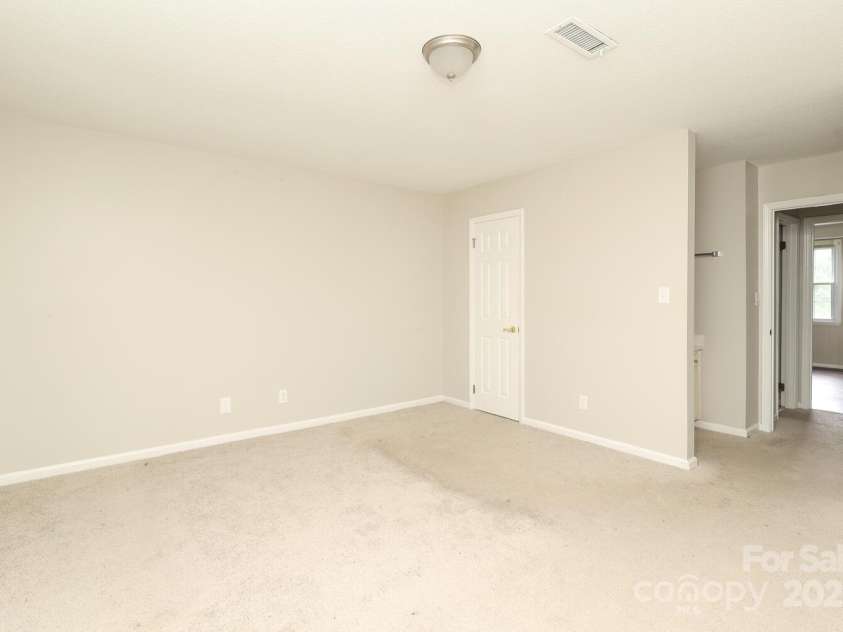 911 Nottingham Drive, Gastonia, NC 28054.  MLS# CAR4235976, YatesRealty ID 31424. 