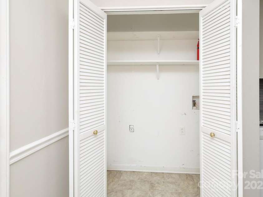 911 Nottingham Drive, Gastonia, NC 28054.  MLS# CAR4235976, YatesRealty ID 31424. 