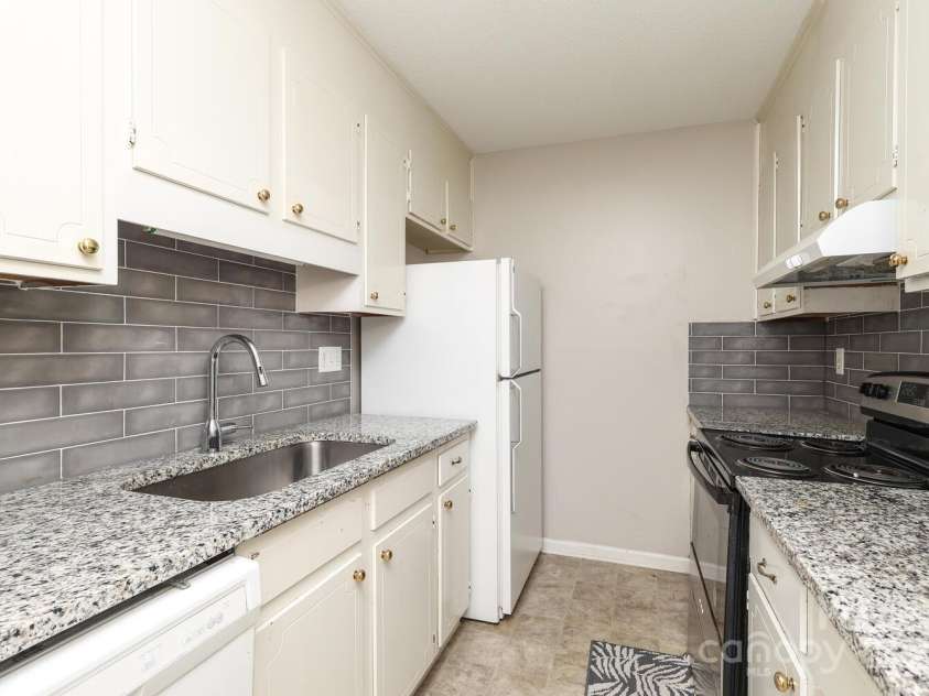 911 Nottingham Drive, Gastonia, NC 28054.  MLS# CAR4235976, YatesRealty ID 31424. 