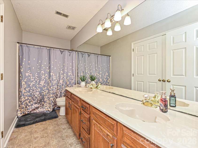8717 Doe Path Lane, Huntersville, NC 28078.  MLS# CAR4395011, YatesRealty ID 31426. Hall Bath