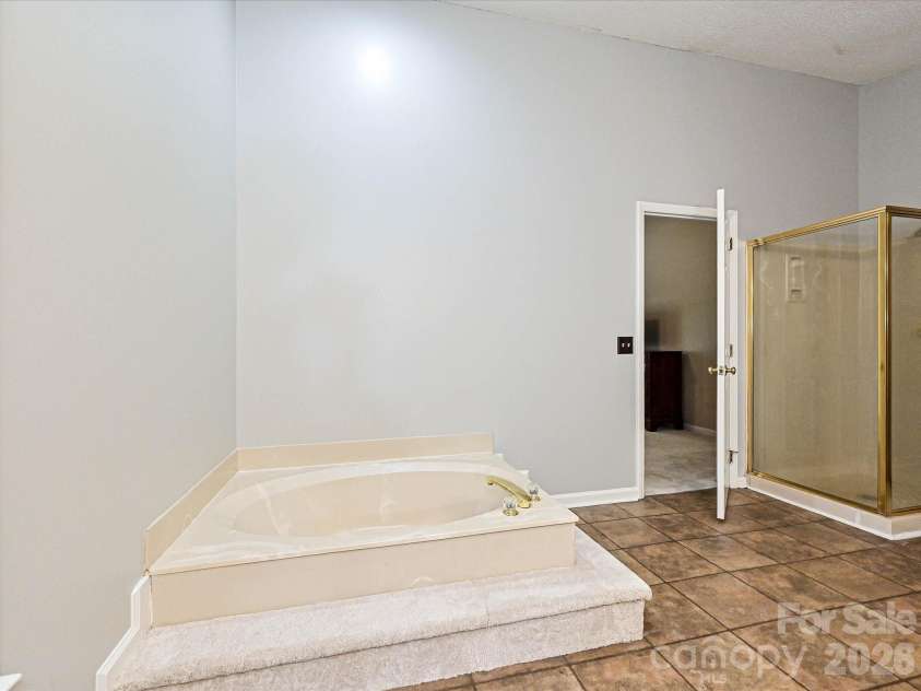 8717 Doe Path Lane, Huntersville, NC 28078.  MLS# CAR4395011, YatesRealty ID 31426. Primary Bathroom